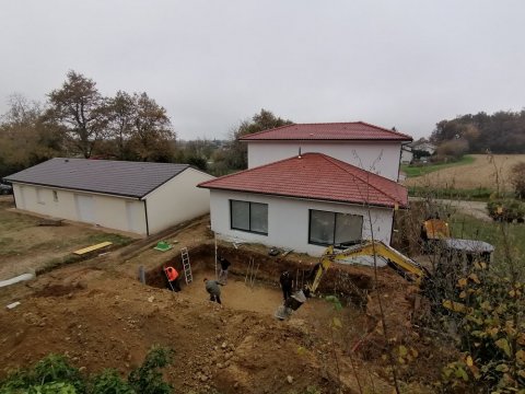 Terrassement de terrain plat pour construction de piscine en béton dans une maison individuelle à Crémieu et ses alentours