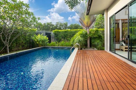 Pose de terrasse en bois exotique autour d'une piscine à Tignieu-Jameyzieu - Aqua Jardin