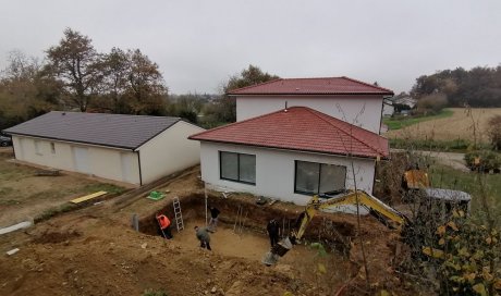 Terrassement de terrain plat pour construction de piscine en béton dans une maison individuelle à Crémieu et ses alentours