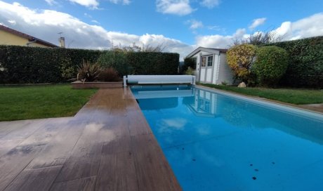 Piscine 7,50 x 3,50m - Fond plat 1,50m - banquette et sa rénovation de terrasse maison à Saint Romain de Jalionas par Aquajardin votre pisciniste paysagiste sur Tignieu (38230) et ses alentours.