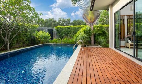 Pose de terrasse en bois exotique autour d'une piscine à Tignieu-Jameyzieu - Aqua Jardin