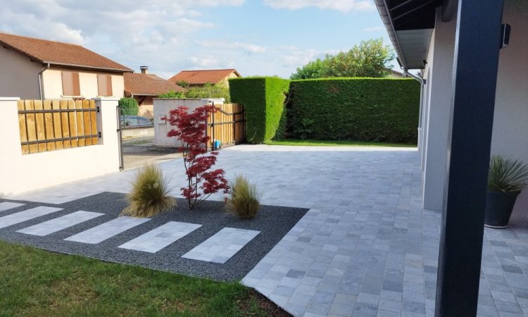 Rénovation d'une cour en pavés à Genas par Aquajardin votre spécialiste Piscines et Paysages à Tignieu Jameyzieu