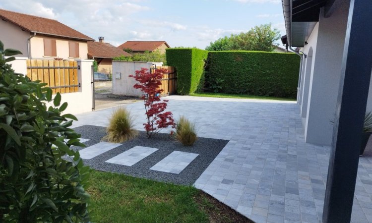 Rénovation d'une cour en pavés à Genas par Aquajardin votre spécialiste Piscines et Paysages à Tignieu Jameyzieu