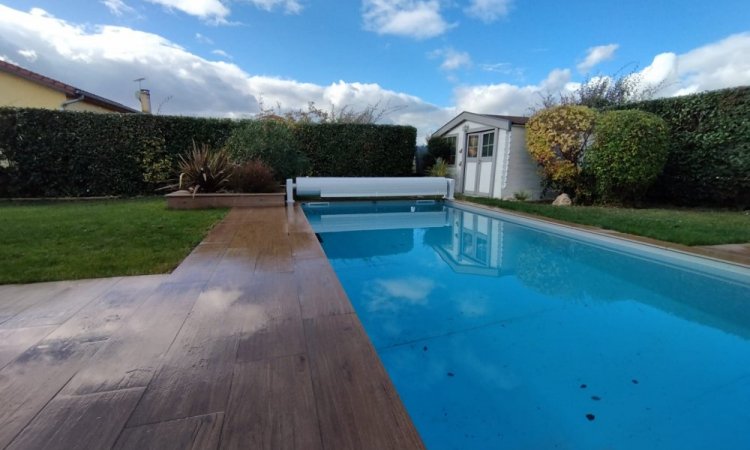 Piscine 7,50 x 3,50m - Fond plat 1,50m - banquette et sa rénovation de terrasse maison à Saint Romain de Jalionas par Aquajardin votre pisciniste paysagiste sur Tignieu (38230) et ses alentours.