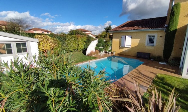 Piscine 7,50 x 3,50m - Fond plat 1,50m - banquette et sa rénovation de terrasse maison à Saint Romain de Jalionas par Aquajardin votre pisciniste paysagiste sur Tignieu (38230) et ses alentours.