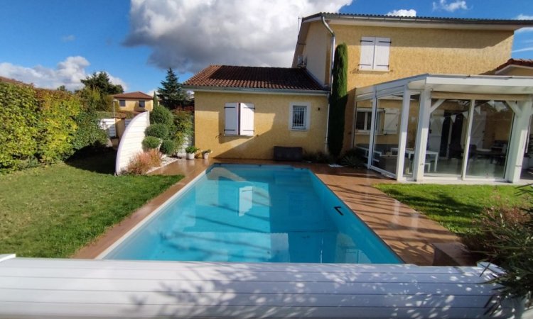 Piscine 7,50 x 3,50m - Fond plat 1,50m - banquette et sa rénovation de terrasse maison à Saint Romain de Jalionas par Aquajardin votre pisciniste paysagiste sur Tignieu (38230) et ses alentours.