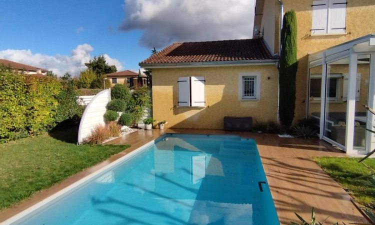 Piscine 7,50 x 3,50m - Fond plat 1,50m - banquette et sa rénovation de terrasse maison à Saint Romain de Jalionas par Aquajardin votre pisciniste paysagiste sur Tignieu (38230) et ses alentours.