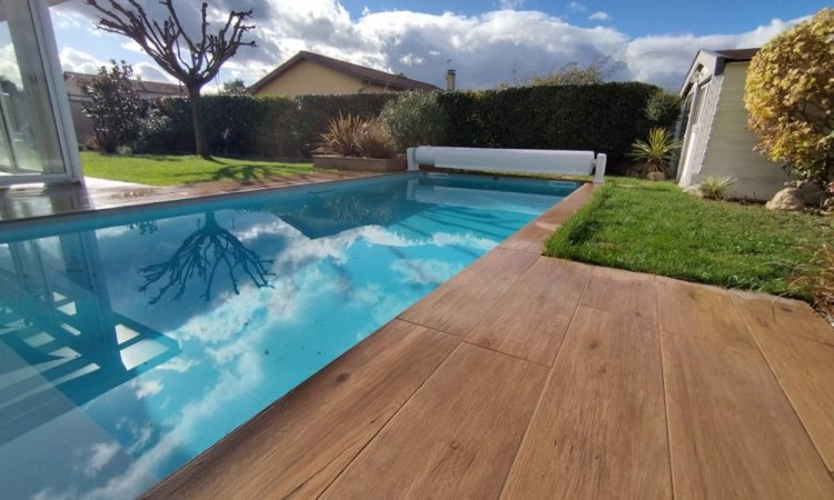 Piscine 7,50 x 3,50m - Fond plat 1,50m - banquette et sa rénovation de terrasse maison à Saint Romain de Jalionas par Aquajardin votre pisciniste paysagiste sur Tignieu (38230) et ses alentours.