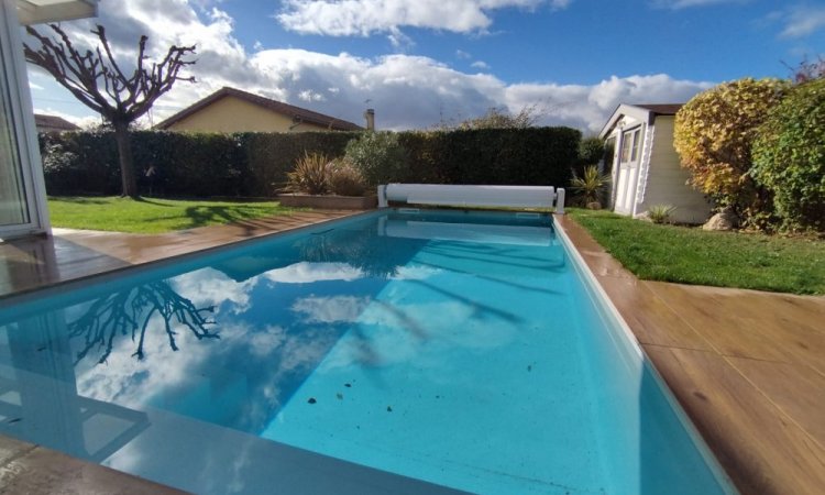 Piscine 7,50 x 3,50m - Fond plat 1,50m - banquette et sa rénovation de terrasse maison à Saint Romain de Jalionas par Aquajardin votre pisciniste paysagiste sur Tignieu (38230) et ses alentours.