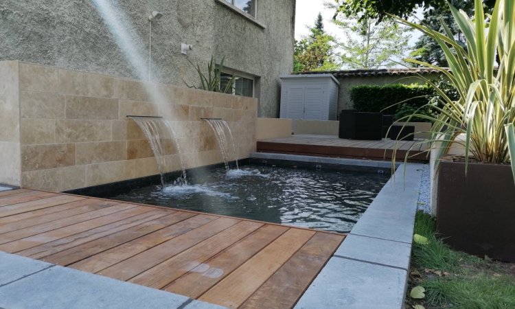 Construction d'une Micro Piscine 4x2,5m bien équipée pour profiter pleinement de cet espace de détente à Rillieux (69) avec Aquajardin votre paysagiste - pisciniste