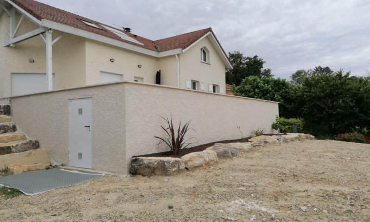 Construction d'une piscine semi enterrée 7x4, fond plat 1,50m à Tignieu Jameyzieu (38) par Aquajardin votre paysagiste - pisciniste