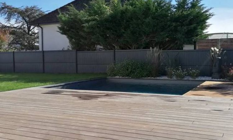 Terrasse en bois autour d'une piscine Tignieu-Jameyzieu - Aqua Jardin