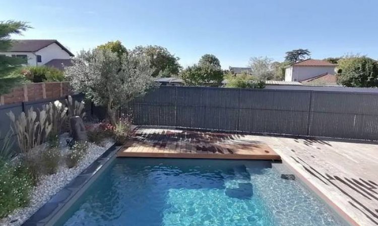 Terrasse en bois autour d'une piscine Tignieu-Jameyzieu - Aqua Jardin