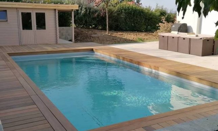 Terrasse en bois autour d'une piscine Tignieu-Jameyzieu - Aqua Jardin