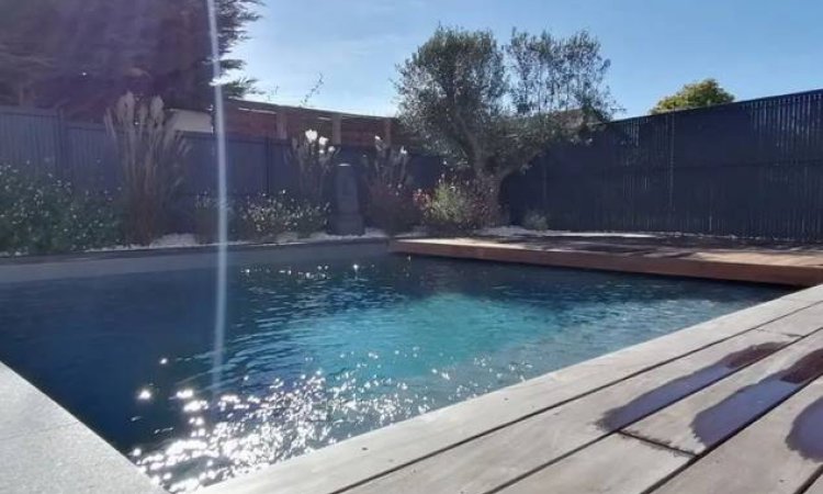 Terrasse en bois autour d'une piscine Tignieu-Jameyzieu - Aqua Jardin